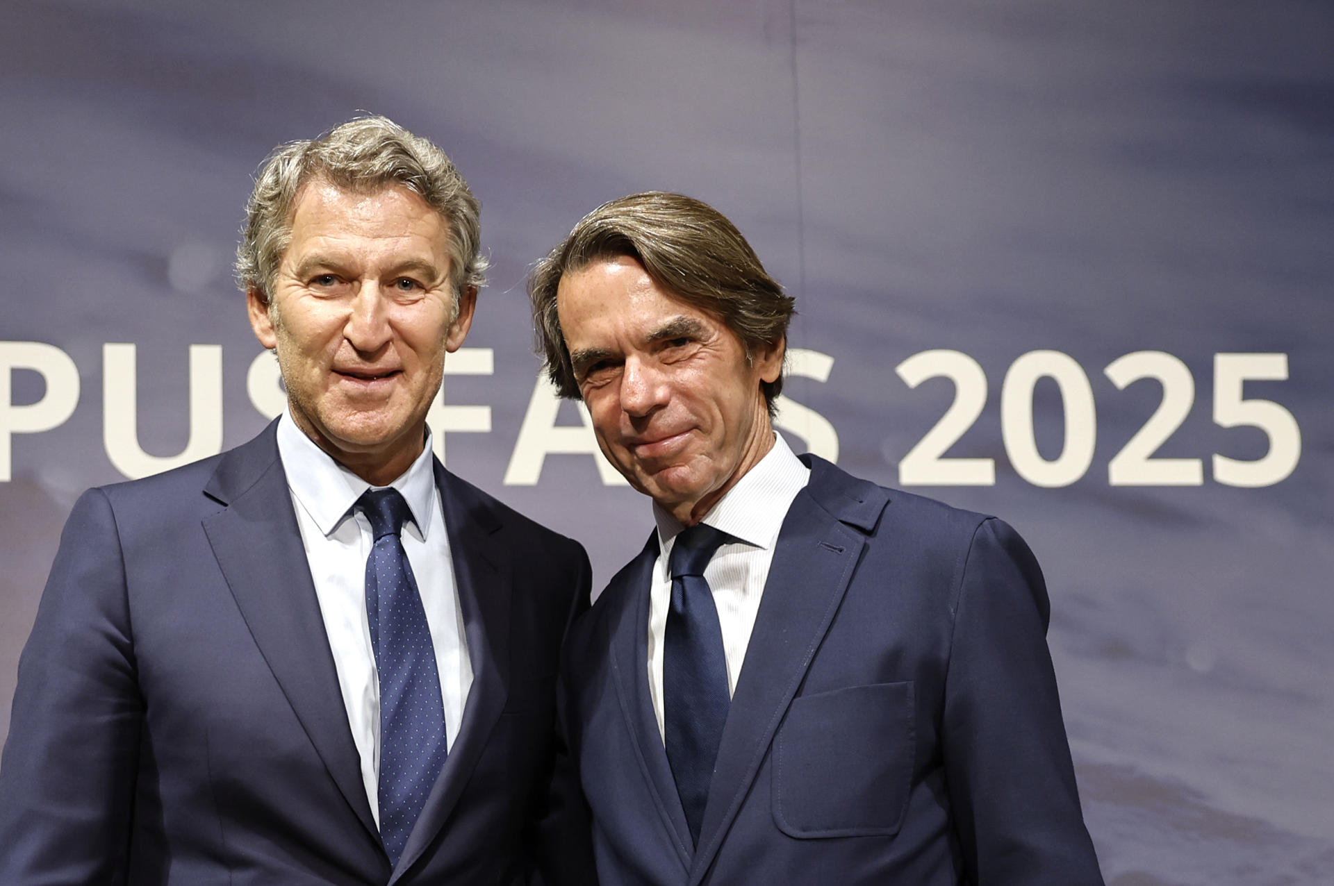 El presidente del PP, Alberto Núñez Feijóo (i) acompañado por el ex presidente del Gobierno y presidente de la Fundación FAES, José María Aznar, a su llegada este viernes a la clausura del Campus FAES. EFE/Sergio Pérez