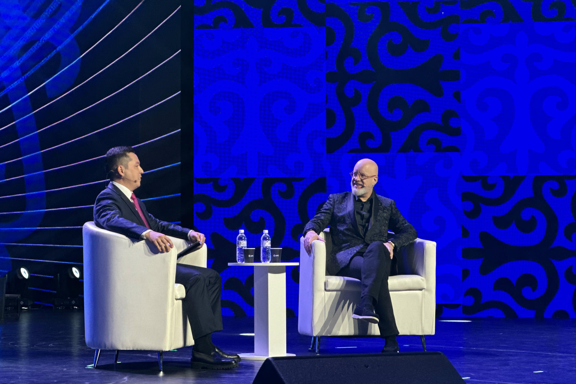 La inteligencia artificial (IA) pronto superará a la inteligencia humana, creando una situación en la que por primera vez en la historia la humanidad se enfrentará a una inteligencia alternativa capaz de competir con el hombre, declaró este jueves el experto en tecnofinanzas y nuevas tecnologías australiano Brett King (d). EFE/ Kulpash Konyrova