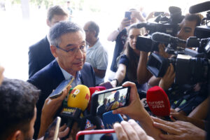 - El expresidente del FC Barcelona Josep Maria Bartomeu a su salida de la Ciudad de la Justicia de Barcelona. EFE/Quique García