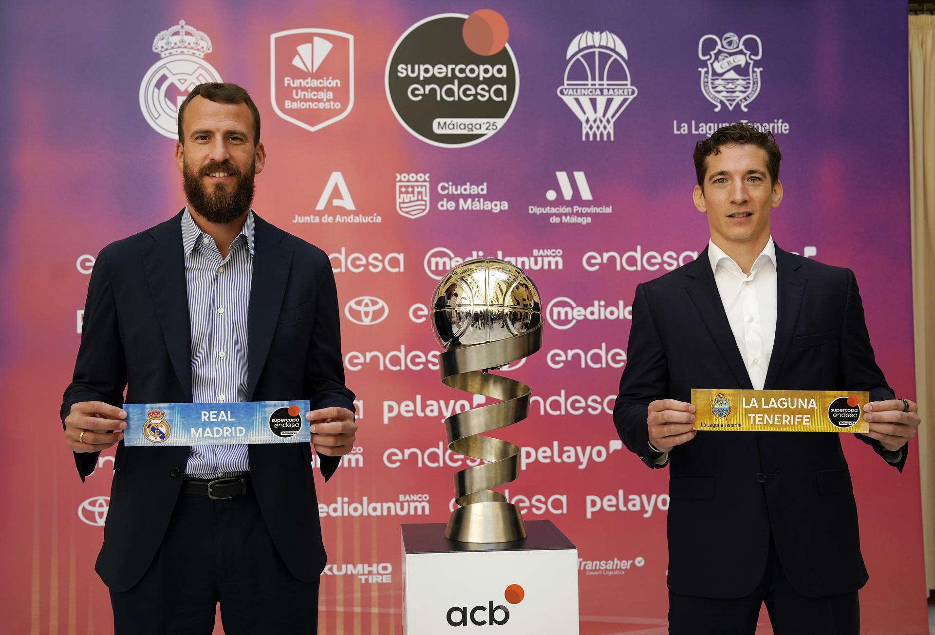 El director deportivo del Real Madrid, Sergio Rodríguez (i) tras el sortel de lassemifinales de la Supercopa ACB celebrado este viernes en el Patio de las Banderas del Ayuntamiento de Málaga. EFE/ACB / SOLO USO EDITORIAL/SOLO DISPONIBLE PARA ILUSTRAR LA NOTICIA QUE ACOMPAÑA (CRÉDITO OBLIGATORIO)