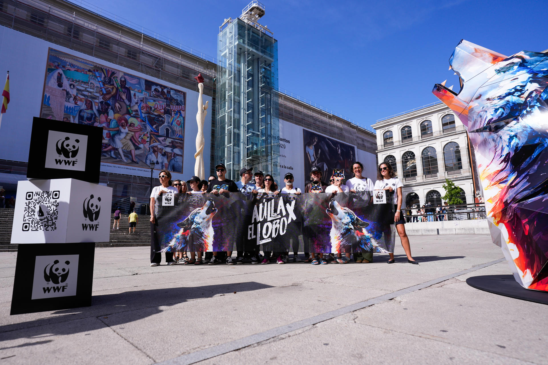 WWF ha organizado este sábado en Madrid una acción para reivindicar la protección del lobo ibérico. EFE/ Borja Sanchez-Trillo