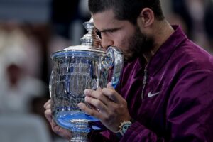 Carlos Alcaraz besa el trofeo que le acredita como campeón del Abierto de Estados Unidos tras derrortar en la final al italiano Jannik Sinner por 6-2, 3-6, 6-1, 6-4. EFE/ Cristobal Herrera Ulashkevich