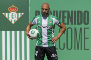 El internacional marroquí Sofyan Amrabat posa con la equipación verdiblanca durante el acto de presentación como nuevo jugador del Real Betis, este lunes en la ciudad deportiva Luis del Sol en Sevilla. EFE/ Julio Muñoz