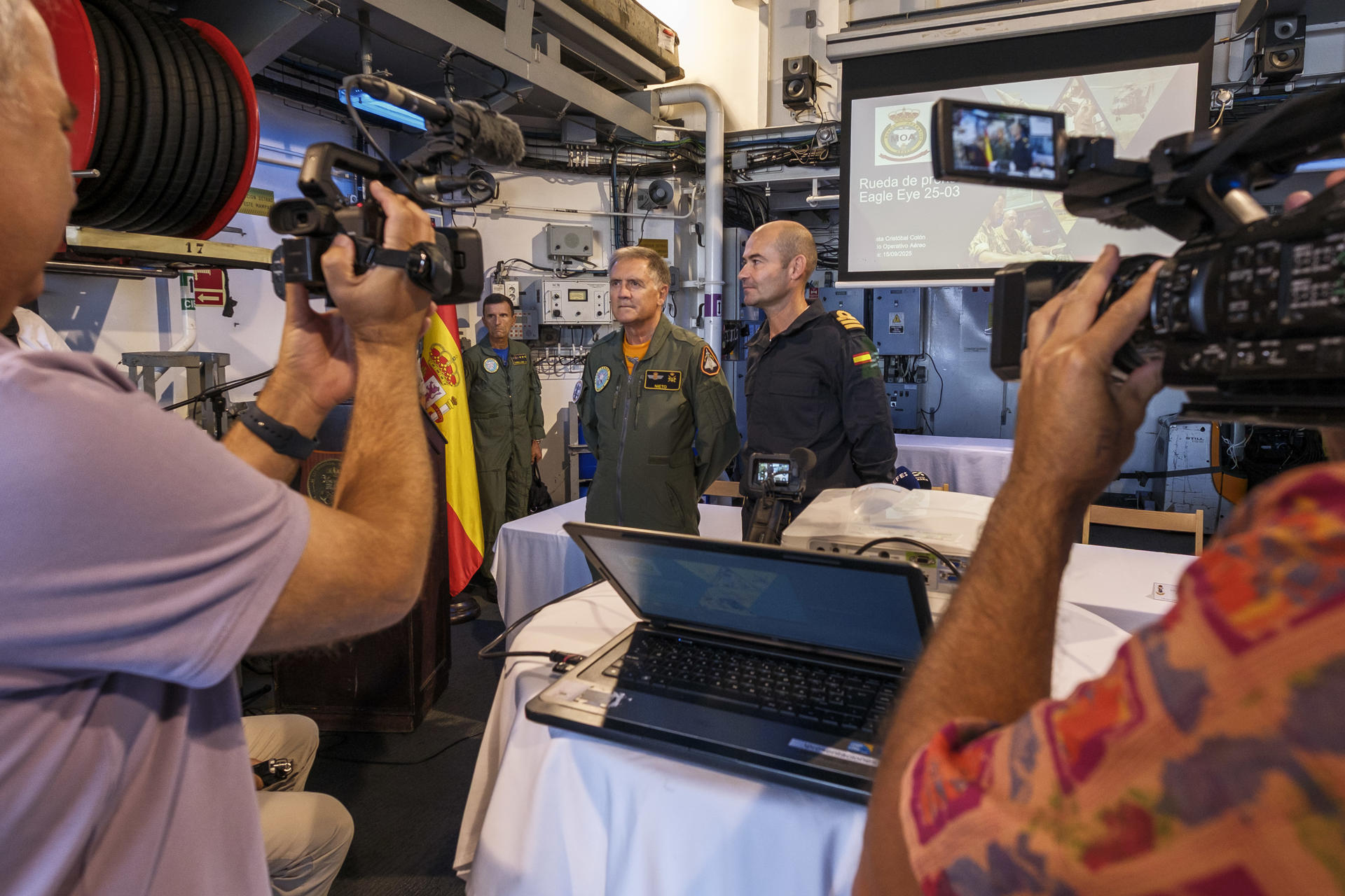 Las Fuerzas Armadas españolas realizan estos días en Canarias y el espacio del Atlántico al sur de la islas un ejercicio de coordinación de las capacidades de defensa aérea de los tres ejércitos, que incluyen, por primera vez, sistemas de respuesta frente a drones en plena alerta en la OTAN por la incursión de aparatos rusos no tripulados sobre Polonia y Rumanía. En la imagen, el teniente general Julio Nieto (i), comandante del Mando Operativo Aéreo, y el capitán de fragata Gabriel Pita da Veiga (d), comandante de la fragata Cristóbal Colón, durante la presentación del ejercicio Eagle Eye 25-03 en la Base Naval de Las Palmas de Gran Canaria. EFE/Ángel Medina G.
