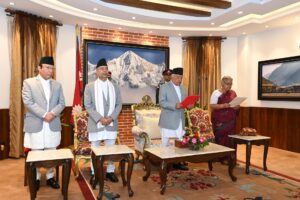 Una foto facilitada por la oficina del Presidente muestra al presidente de Nepal Ramchandra Paudel (2-I) administrando el juramento a al primera ministra interina, Sushila Karki, (D) durante la ceremonia de juramento en la residencia presidencial en Kathmandu, Nepal, 12 de septiembre de 2025. 
EFE/EPA/ANISH REGMI / OFICINA DEL PRESIDENTE DE NEPAL / ENTREGA USO EDITORIAL SÓLO / NO VENTAS
//////////
Kathmandu (Nepal), 12/09/2025.- A handout photo made available by the President office shows Nepalese President Ramchandra Paudel (2-R) administered the oath of office to Interim Prime Minister Sushila Karki (R) during the swearing-in ceremony at the presidential residence in Kathmandu, Nepal, 12 September 2025. Former Chief Justice Sushila Karki became Nepal's first woman Prime Minister following a consensus between Gen-Z protesters, the President, and the Army. EFE/EPA/ANISH REGMI / NEPAL PRESIDENT OFFICE / HANDOUT HANDOUT EDITORIAL USE ONLY/NO SALES