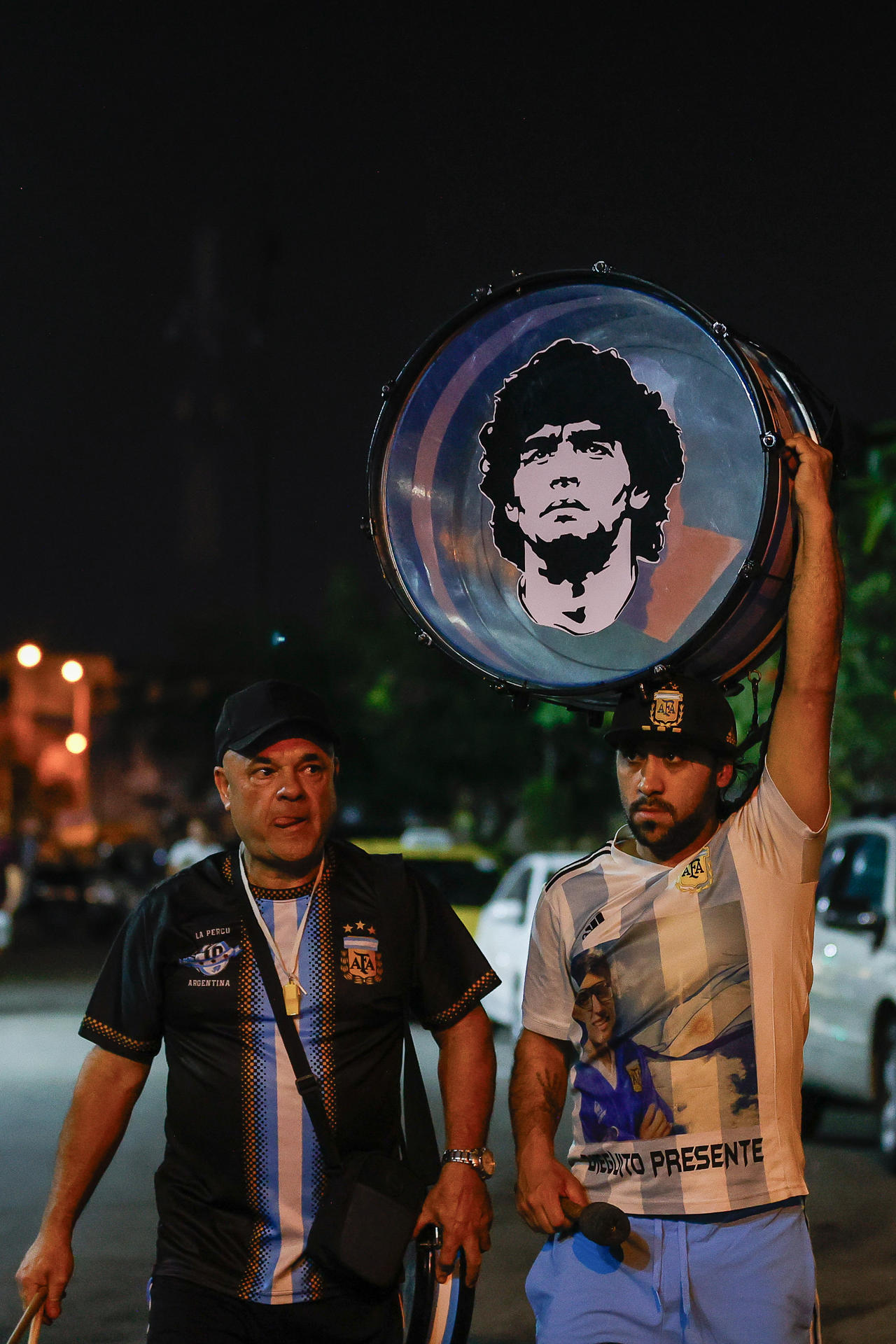 Hinchas de la selección de fútbol de Argentina se reúnen para recibir al equipo en Guayaquil (Ecuador). EFE/José Jácome