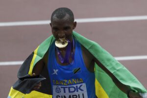 El tanzano Alphonce Felix Simbu se adjudicó este lunes en Tokio la medalla de oro en el maratón de los Mundiales de Atletismo. EFE/EPA/MAST IRHAM