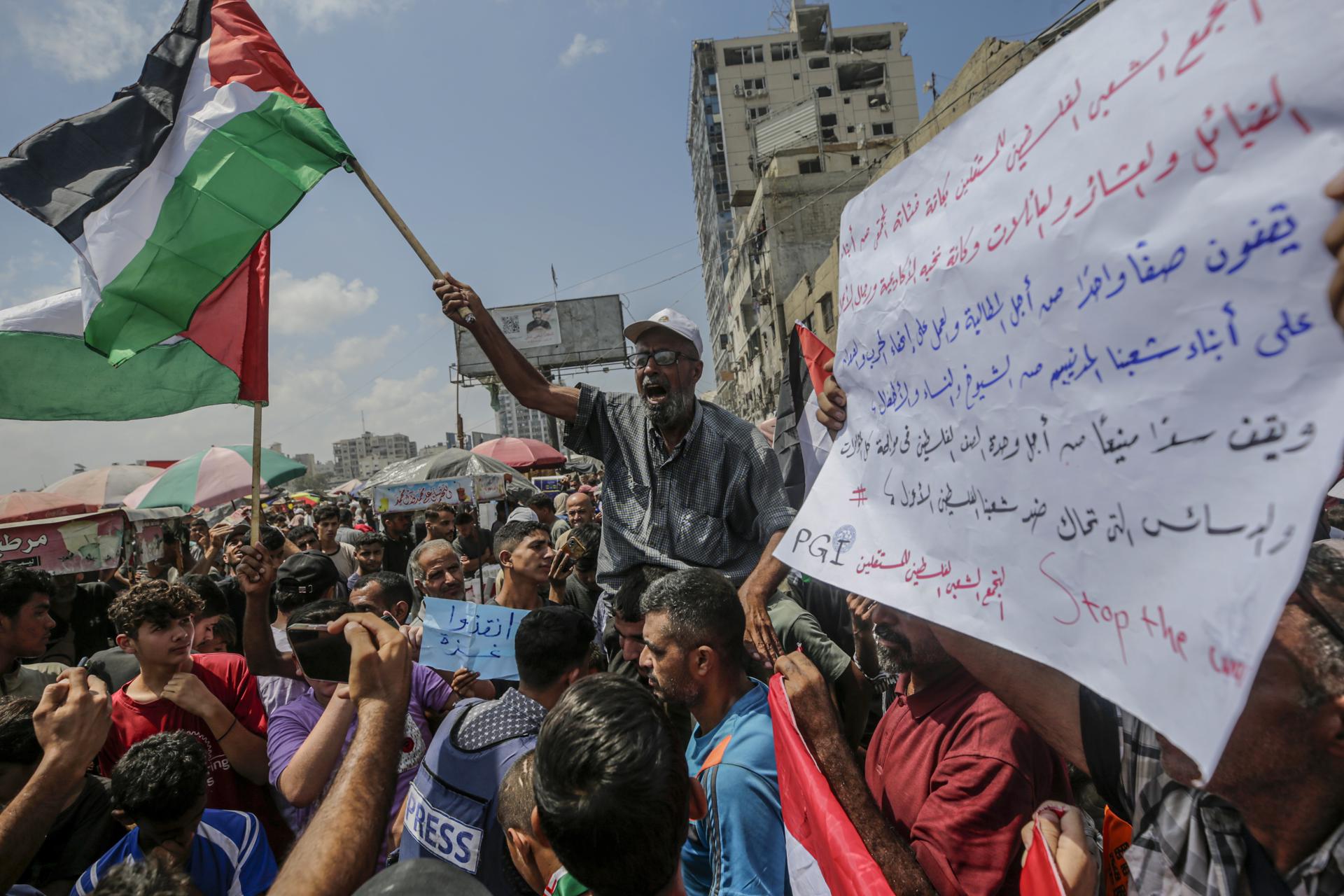 Fotografía de archivo que muestra palestinos protestando contra la actual guerra entre Israel y Hamás y el bloqueo israelí de la Franja de Gaza en la ciudad de Gaza. EFE/EPA/MOHAMMED SABER/ARCHIVO