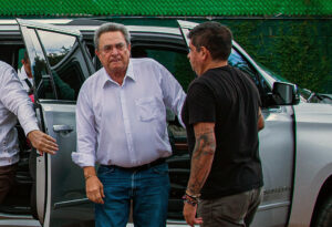 Fotografía de archivo del 10 de agosto de 2023 de Pio López Obrador (i) antes de un acto de campaña en San Cristóbal de las Casas (México). EFE/ Carlos López
