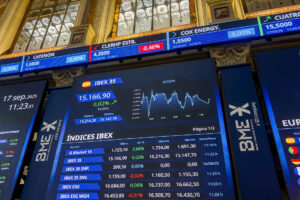 Imagen de este miércoles de las pantallas de la Bolsa de Madrid.  EFE/ Altea Tejido