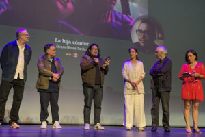 La película 'La hija cóndor', del boliviano Álvaro Olmos Torrico (3-i), ganó este jueves el máximo galardón del Festival de Biarritz América Latina. 'La hija cóndor' narra la historia de Clara, una joven partera quechua de los Andes que utiliza el canto para aliviar el dolor de las mujeres durante el parto. EFE/Isabel Rodríguez