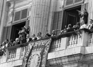 Imagen de archivo del 1 de octubre de 1975 del balcón del Palacio Real donde Franco realizó un discurso. EFE/rba