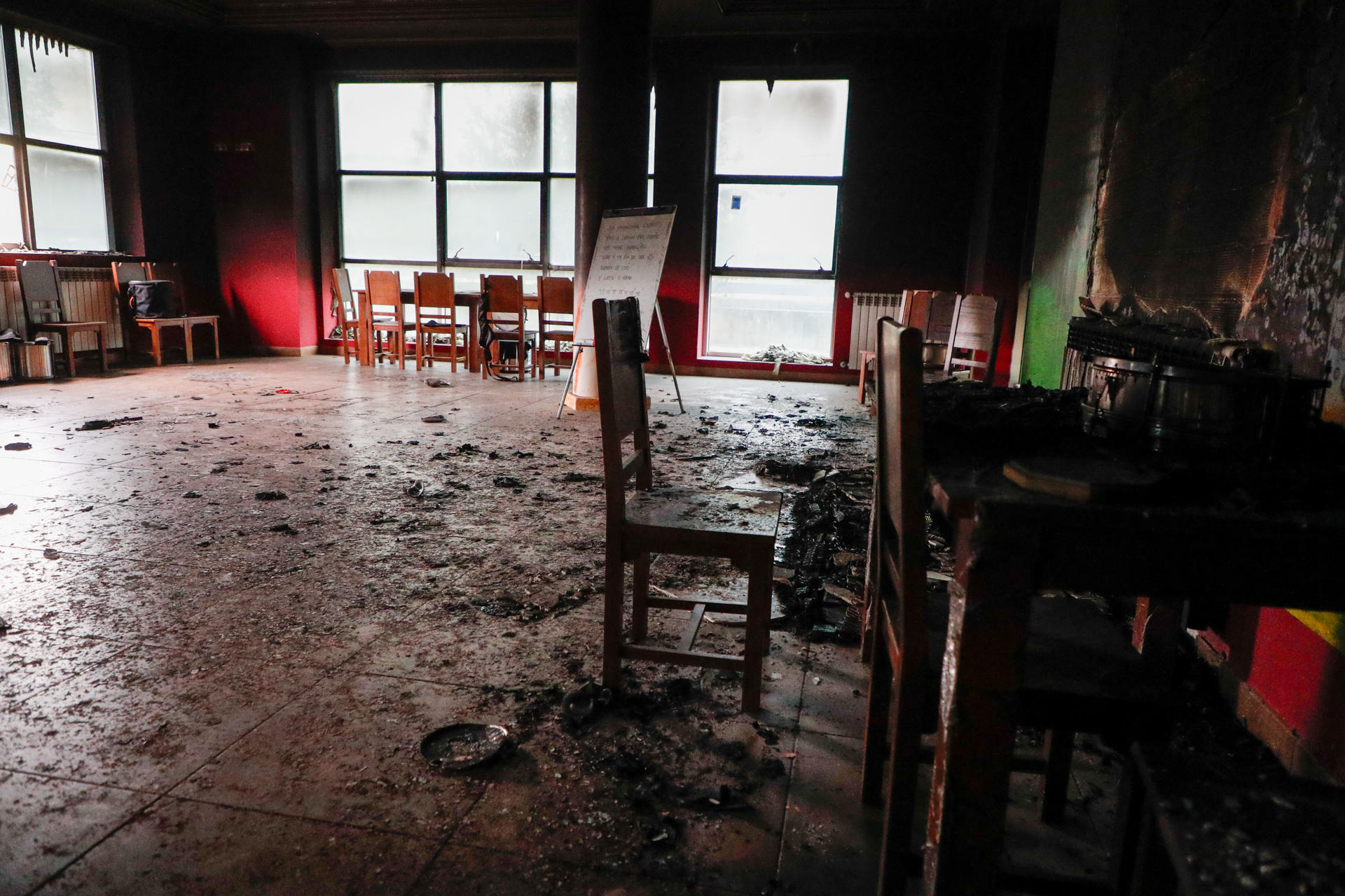 El centro de la entidad social Prodeme en Monforte de Lemos, donde se ubicará el centro de la Xunta para acoger a menores migrantes, ha sufrido daños al recibir el impacto de un artefacto incendiario. EFE/ Pedro Eliseo Agrelo Trigo
