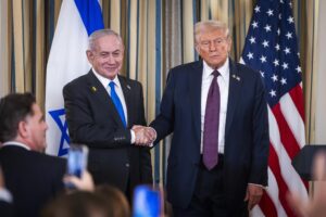 El presidente de Estados Unidos, Donald Trump (d), estrecha la mano del primer ministro israelí, Benjamín Netanyahu, después de intervenir en una rueda de prensa en el Comedor de Estado de la Casa Blanca, en Washington. EFE/EPA/JIM LO SCALZO / POOL
