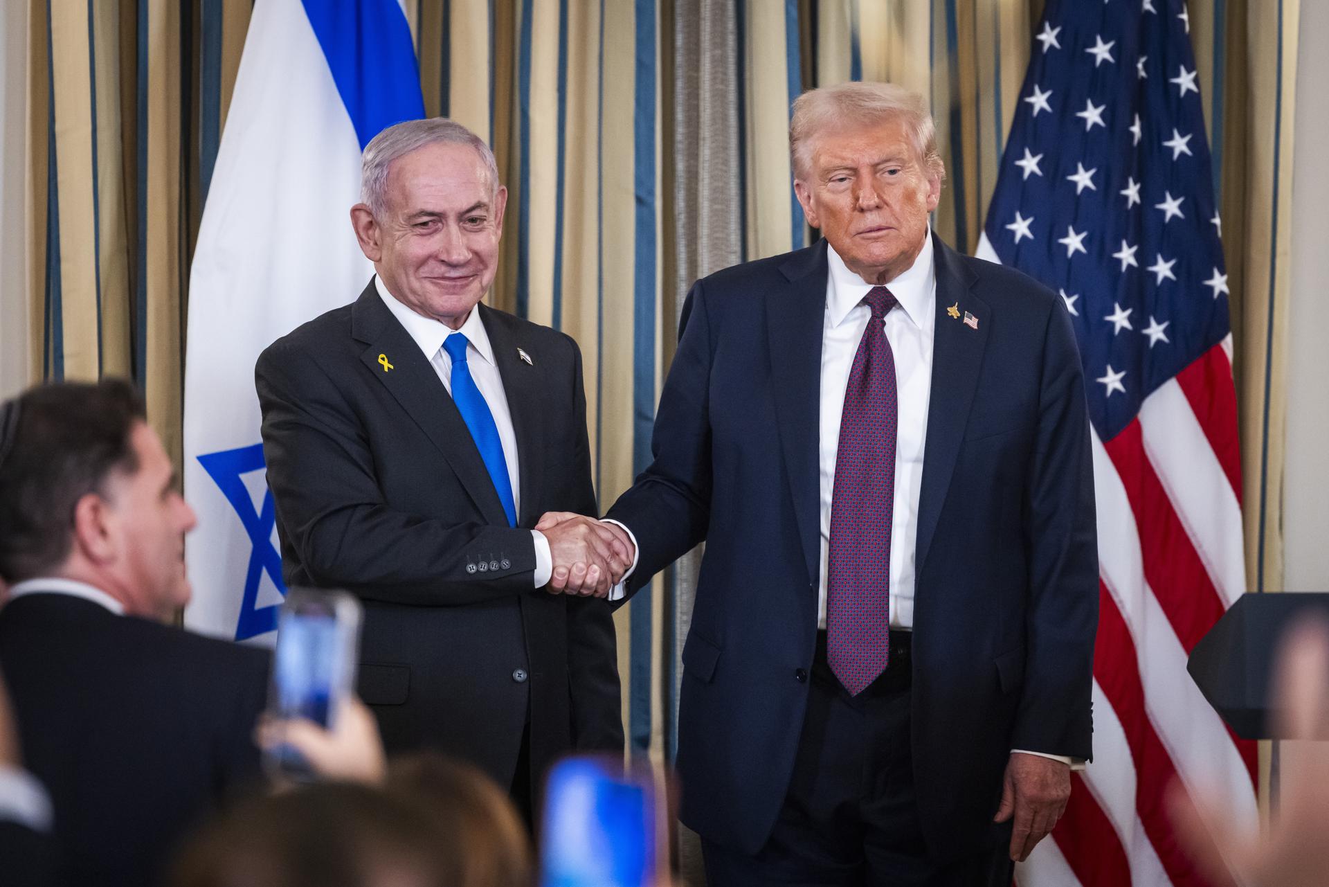 El presidente de Estados Unidos, Donald Trump (d), estrecha la mano del primer ministro israelí, Benjamín Netanyahu, después de intervenir en una rueda de prensa en el Comedor de Estado de la Casa Blanca, en Washington. EFE/EPA/JIM LO SCALZO / POOL