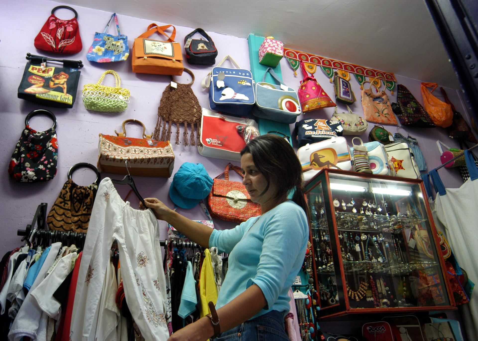 Imagen de archivo de una mujer comprando en una tienda de ropa y accesorios. EFE/Emilio Naranjo/yv