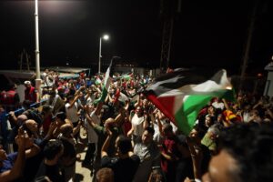 Tunecinos pro-palestinos acuden a una manifestación para protestar por en ataque al buque humanitario Al-Dhamir, frente a la costa en el puerto de Sidi Bou Said, Túnez, 9 de septiembre de 2025. 
EFE/EPA/MOHAMED MESSARA