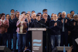 Fotografía cedida por la Gobernación de la provincia de Buenos Aires del gobernador Axel Kicillof (c) hablando luego de conocer los resultados electorales de las elecciones legislativas este domingo, en Buenos Aires (Argentina). EFE/ Nicolas Aboaf /Gobernación provincia de Buenos Aires/
