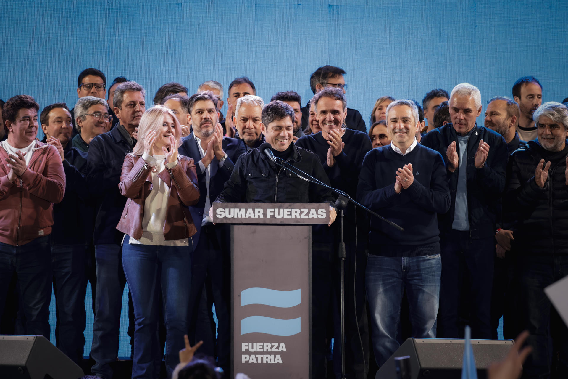 Fotografía cedida por la Gobernación de la provincia de Buenos Aires del gobernador Axel Kicillof (c) hablando luego de conocer los resultados electorales de las elecciones legislativas este domingo, en Buenos Aires (Argentina). EFE/ Nicolas Aboaf /Gobernación provincia de Buenos Aires/