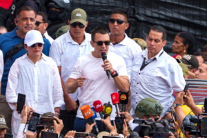 Fotografía que muestra al presidente de Ecuador, Daniel Noboa (c), hablando durante una manifestación en Guayaquil (Ecuador). EFE/ Mauricio Torres