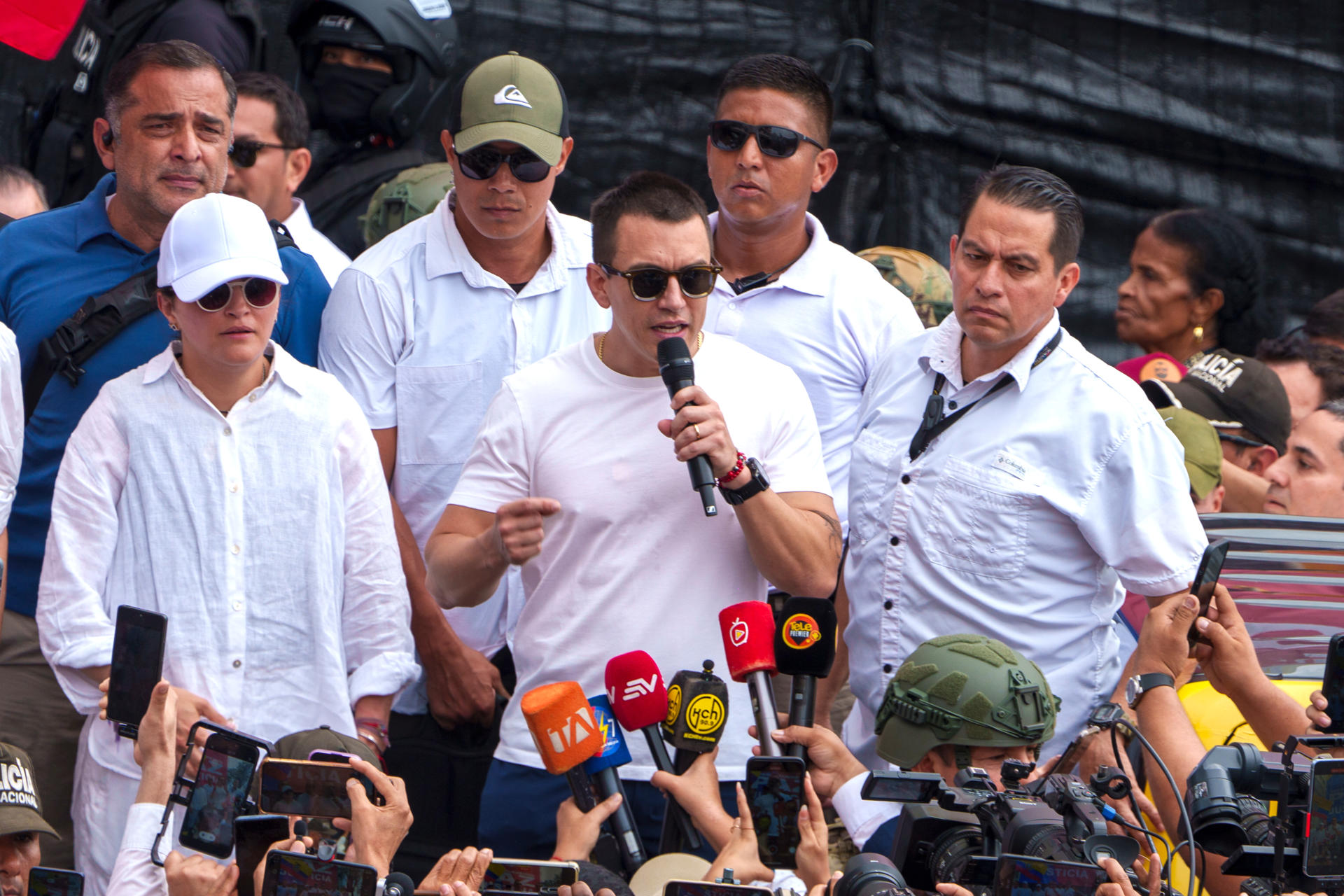 Fotografía que muestra al presidente de Ecuador, Daniel Noboa (c), hablando durante una manifestación en Guayaquil (Ecuador). EFE/ Mauricio Torres
