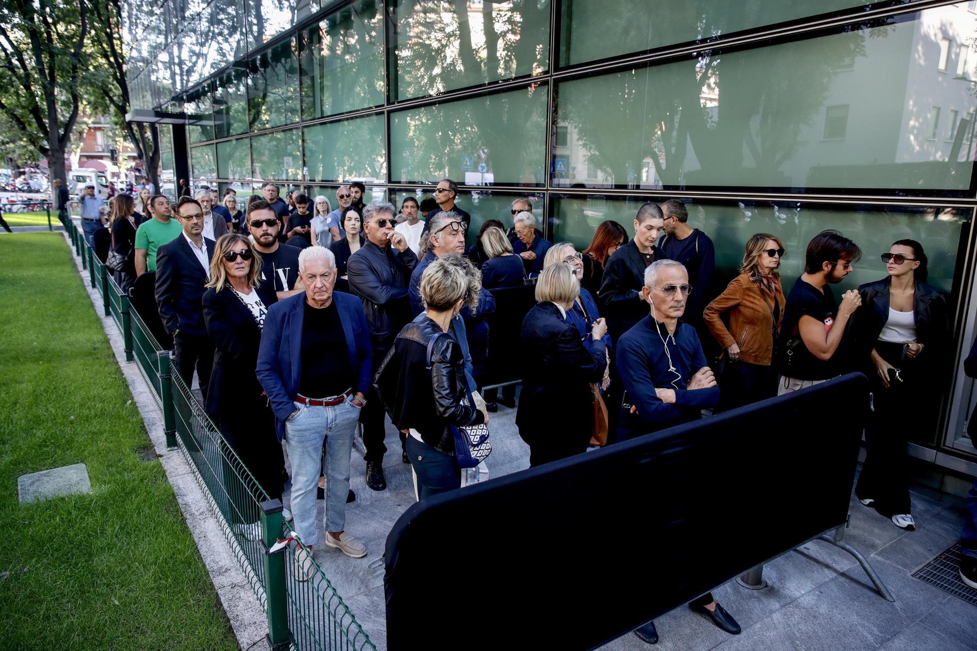 MILAN (Italy), 06/09/2025.-Admiradores hacen cola para entrar en la capilla ardiente en Miián del conocido como rey de la moda, Giorgio Armani. (Moda, Italia) EFE/EPA/MOURAD BALTI TOUATI