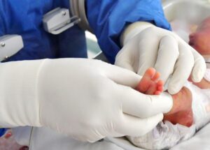 Un integrante del personal de salud atiende a un recién nacido en el hospital materno perinatal Mónica Pretelini, en la ciudad de Toluca, Estado de México (México). Fotografía de archivo. EFE/ Jorge Núñez