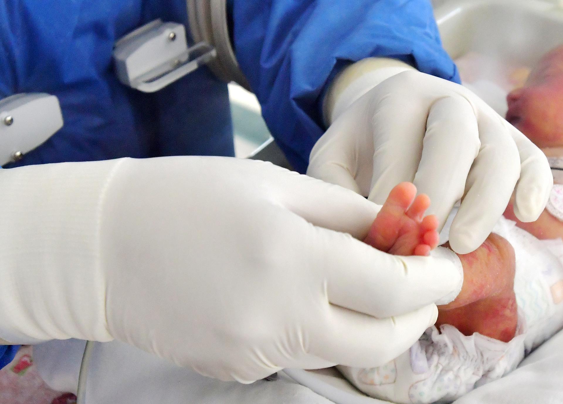 Un integrante del personal de salud atiende a un recién nacido en el hospital materno perinatal Mónica Pretelini, en la ciudad de Toluca, Estado de México (México). Fotografía de archivo. EFE/ Jorge Núñez