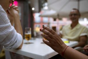 Imagen de archivo de una mujer fumando en la terraza de un bar. EFE/Miguel Barreto
