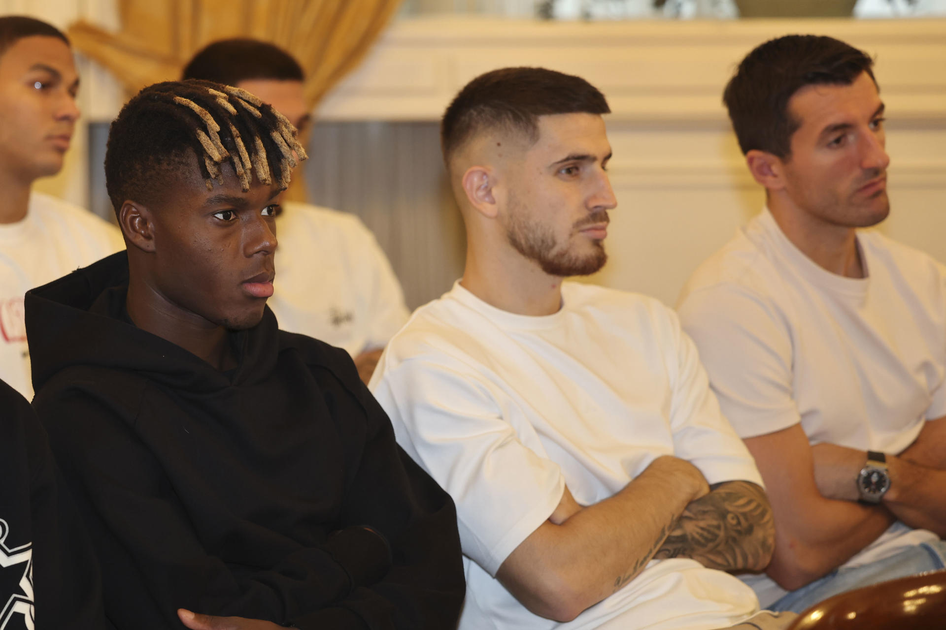 Los futbolistas Nico Williams, Ohian Sancet y Daniel Vivian, (i a d) escuchan al futbolista del Athletic de Bilbao, Yeray Álvarez, este miércoles tras explicar los motivos de la sanción por la UEFA a 10 meses por dopaje. EFE/ Luis Tejido

