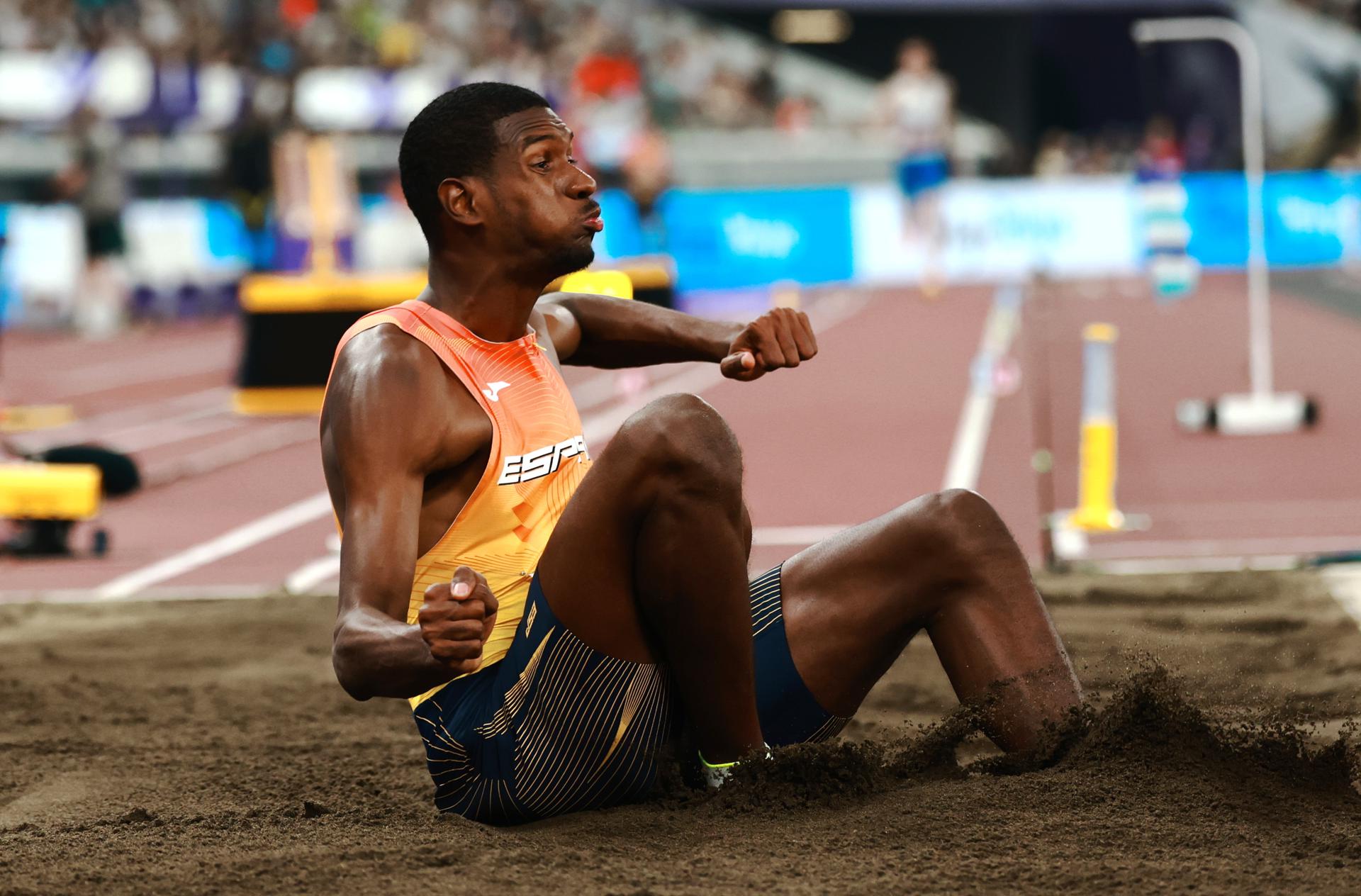 El atleta español Lester Lescay  la final de Salto de Longitud Masculino en el Campeonato Mundial de Atletismo 2025 en Tokio, Japón. EFE/EPA/ALEX PLAVEVSKI
