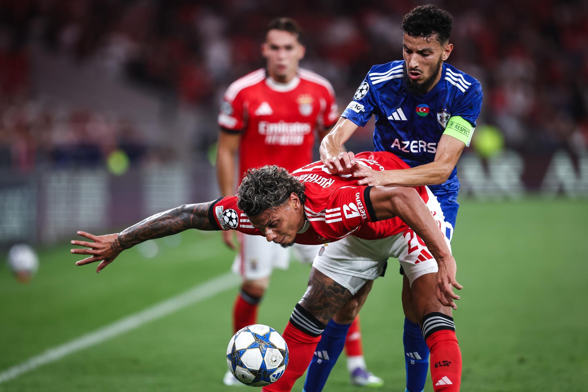 El jugador del Benfica Richard Rios (I) y el del Qarabag Abdellah Zoubir (d) durante el primer partido de la fase de Liga de la Champions League que han jugado Benfica y Qarabag en Lisboa, Portugal. EFE/EPA/RODRIGO ANTUNES
