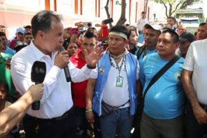 El gobernador de Norte de Santander, William Villamizar (i), habla con el líder del resguardo Motilón Barí, Alexander Dora (c), y la autoridad del resguardo Motilón Barí Juan Titira en una manifestación este lunes, en Cúcuta (Colombia). EFE/ Mario Caicedo