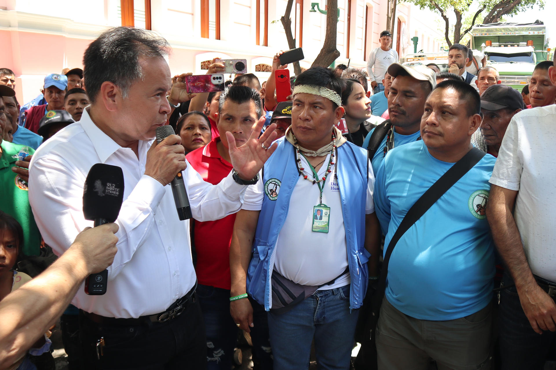 El gobernador de Norte de Santander, William Villamizar (i), habla con el líder del resguardo Motilón Barí, Alexander Dora (c), y la autoridad del resguardo Motilón Barí Juan Titira en una manifestación este lunes, en Cúcuta (Colombia). EFE/ Mario Caicedo