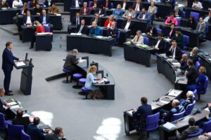 El ministro alemán de Finanzas, el socialdemócrata Lars Klingbeil, este martes en la Cámara Baja defendiendo el proyecto presupuestario para 2026 EFE/EPA/CLEMENS BILAN