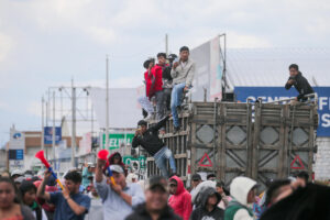 Personas se manifiestan durante una protesta este lunes, en Latacunga (Ecuador). EFE/ José Jácome