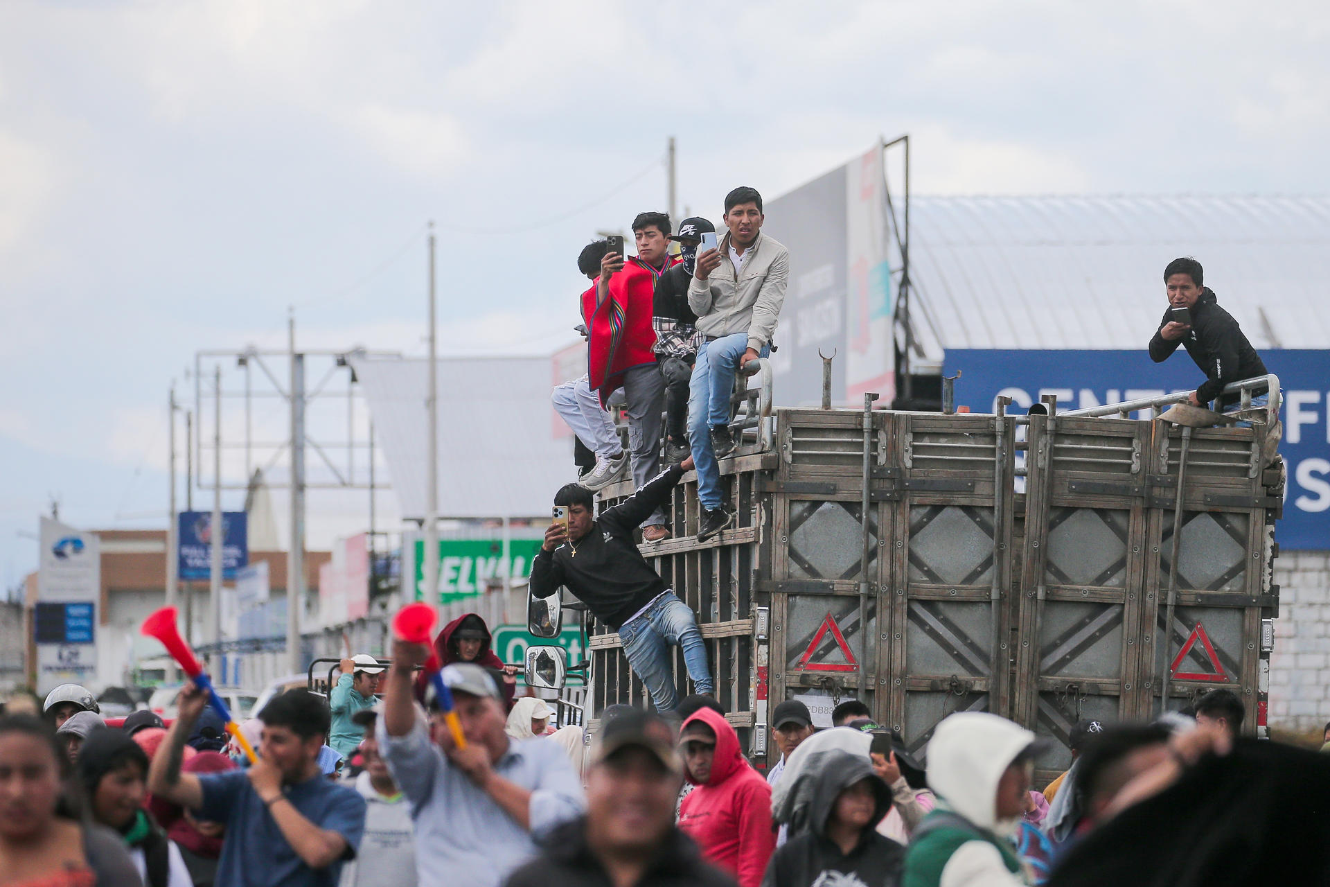 Personas se manifiestan durante una protesta este lunes, en Latacunga (Ecuador). EFE/ José Jácome