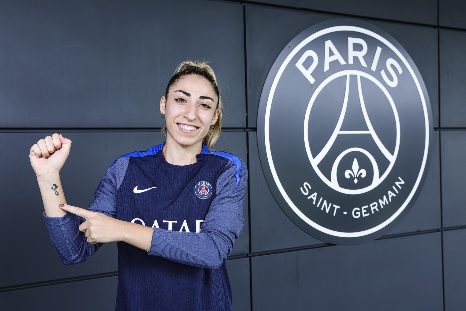 La española Olga Carmona, durante la entrevista con la Agencia EFE en el centro de entrenamiento del PSG en Poissy, al oeste de París. EFE/EPA/TERESA SUAREZ