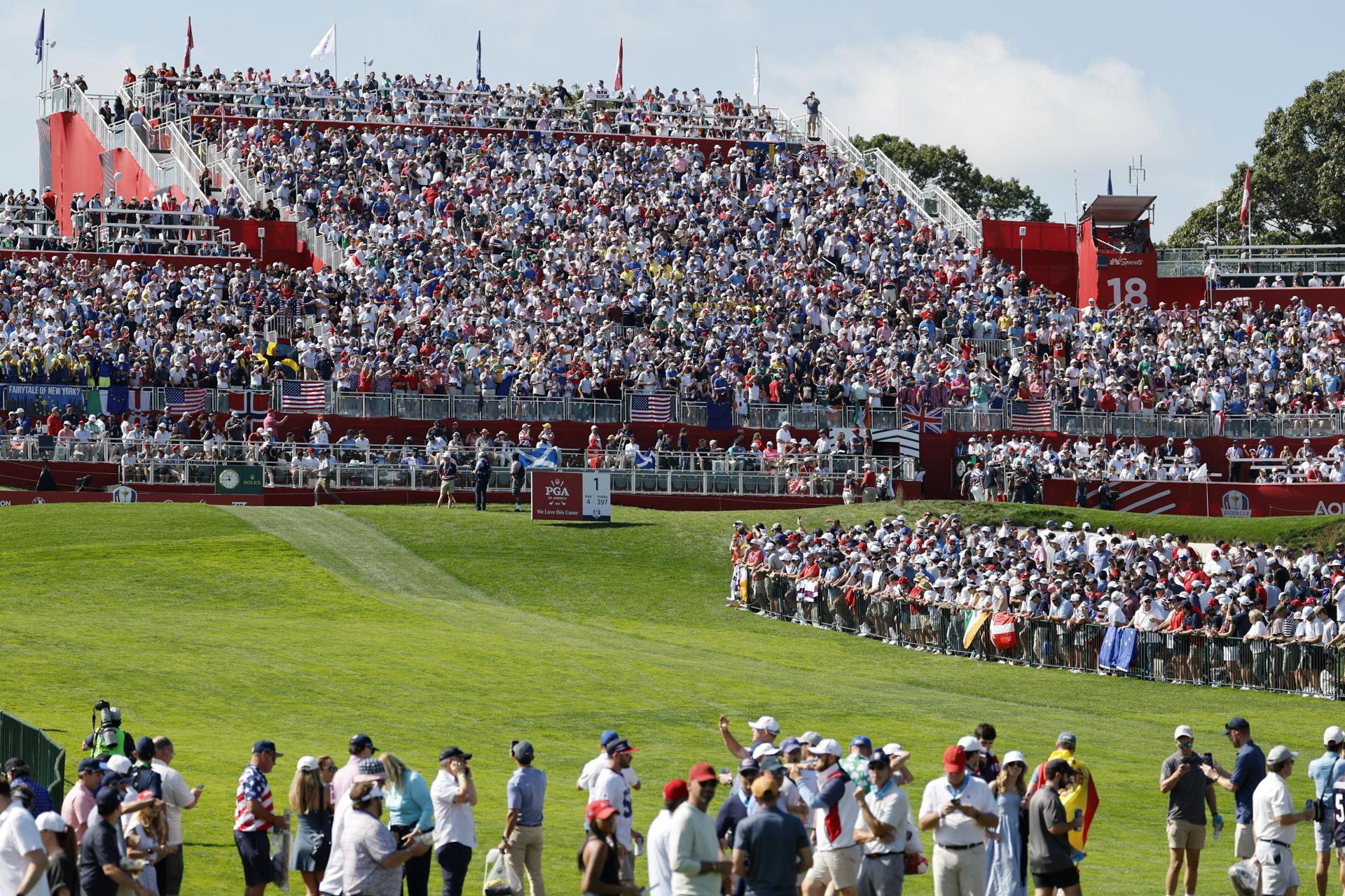 Los espectadores observan los partidos individuales de la Copa Ryder de golf de 2025. EFE/EPA/ERIK S. LESSER

