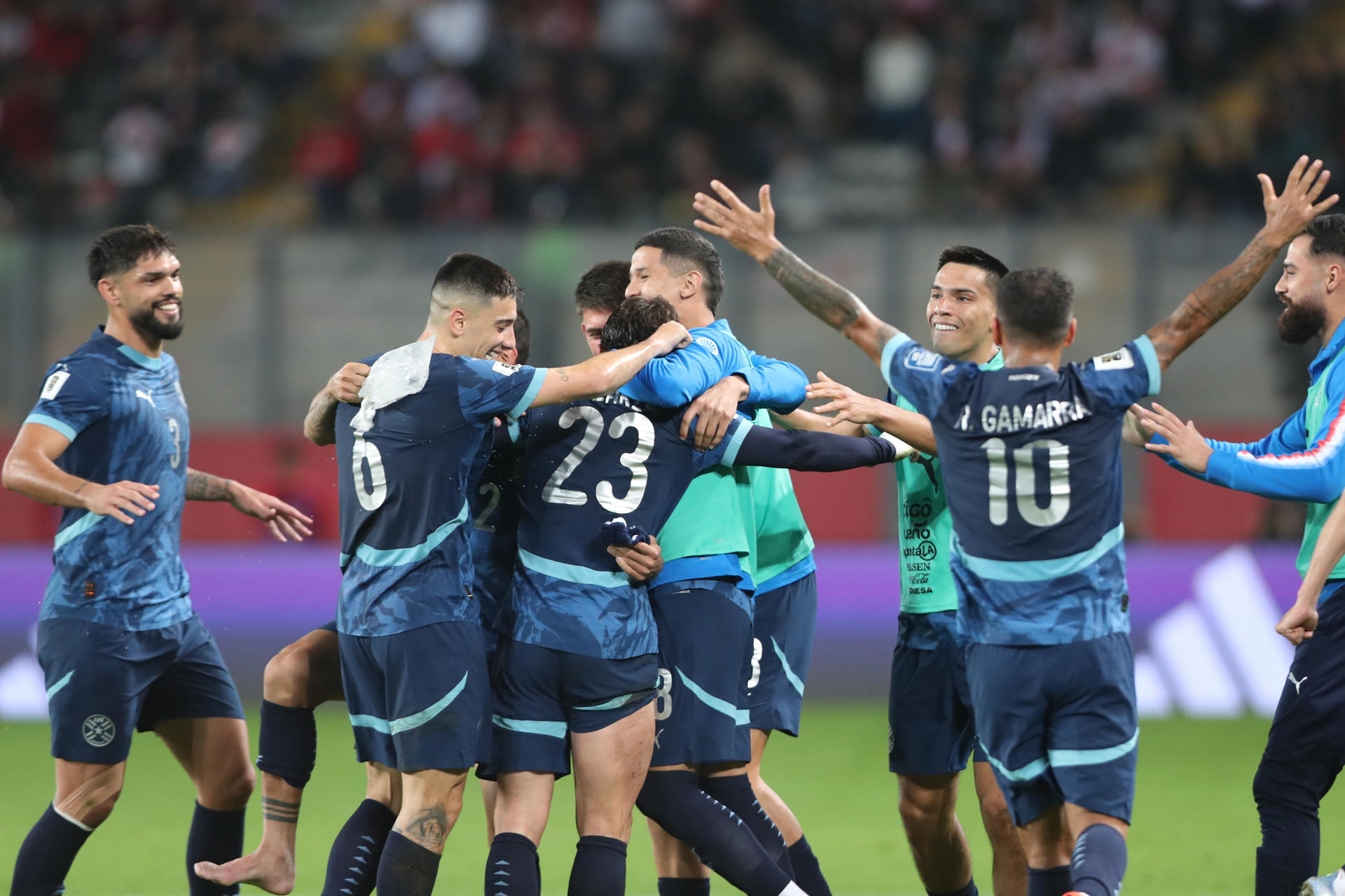 La selección paraguaya de fútbol celebran este martes el triunfo a domicilio por 0-1 sobre Perú en el cierre de las eliminatorias sudamericanas del Mundial de 2026. EFE/ Paolo Aguilar

