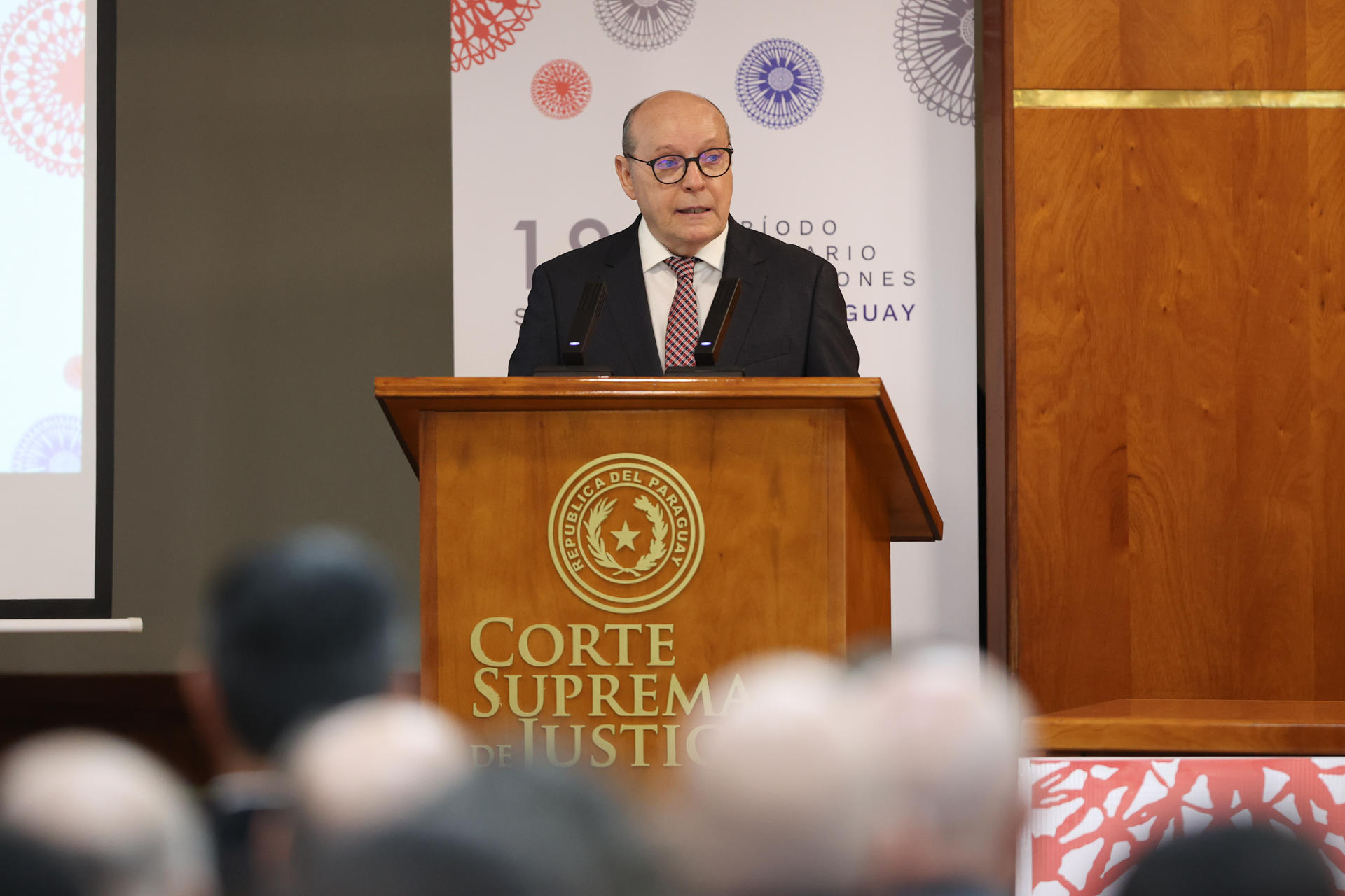 El presidente de la Corte Suprema de Justicia de Paraguay, César Diesel, habla durante la inauguración del 180 período ordinario de sesiones de la Corte Interamericana de Derechos Humanos este lunes, en Asunción (Paraguay). EFE/ Juan Pablo Pino
