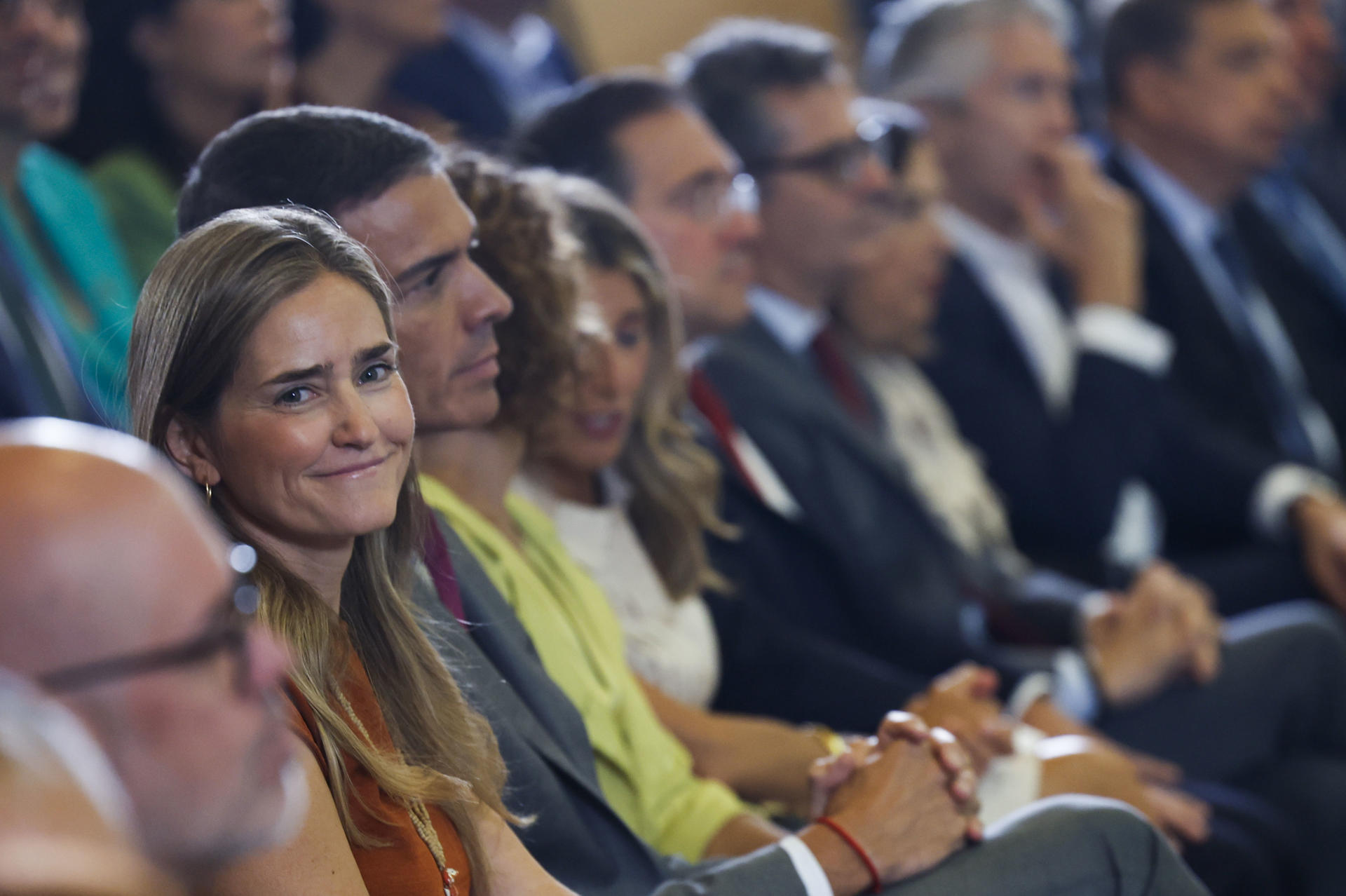 La ministra de vicepresidenta tercera y ministra para la Transición Ecológica y el Reto Demográfico, Sara Aagesen (i), y el presidente del Gobierno, Pedro Sanchez (2i), antes del comienzo de la clausura del acto ‘Por un pacto de Estado frente a la emergencia climática’, este lunes en Madrid. EFE/ Chema Moya