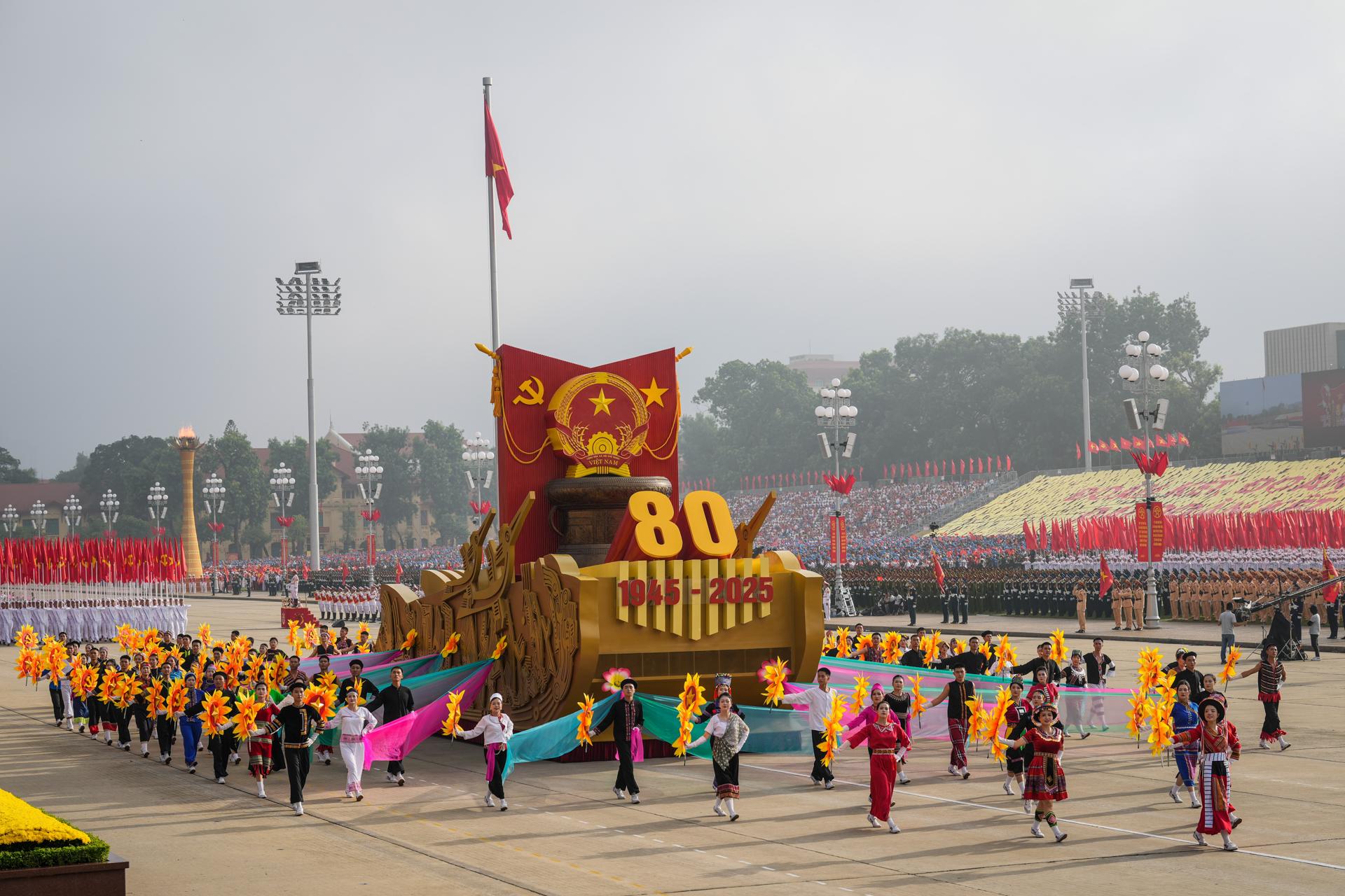 La gente participa en un desfile celebrando el 80º aniversario de la independencia en Hanói, Vietnam. EFE/Athit Perawongmetha