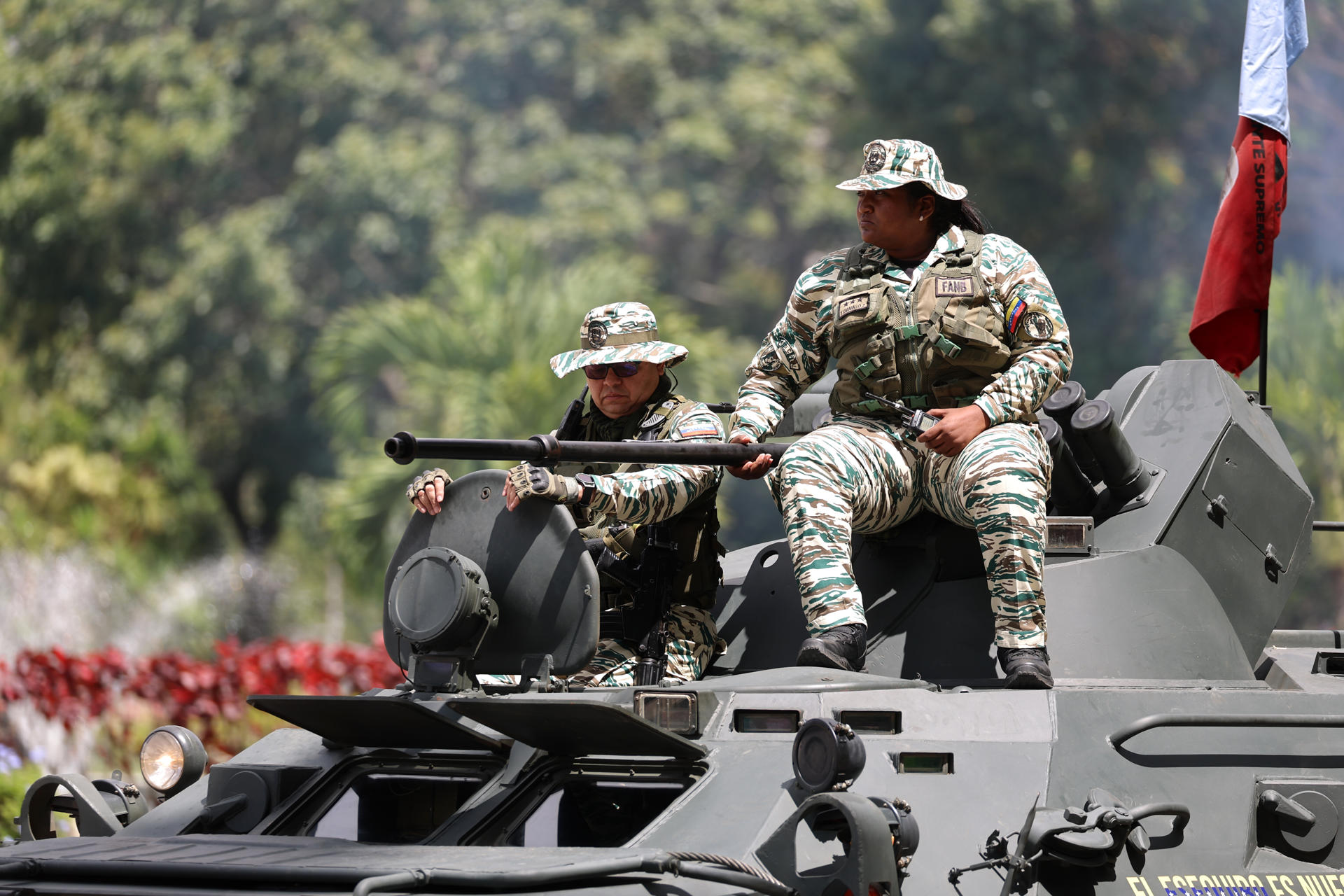 Integrantes de la Fuerza Armada Nacional Bolivariana (FANB) de Venezuela fueron captados este sábado, 20 de septiembre, al participar en una caravana de adiestramiento militar, en Caracas (Venezuela). EFE/Miguel Gutiérrez