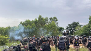 BAAN NONG YA KAEW (Tailandia), 18/09/2025.- Captura de un vídeo facilitado por la Fuerza Real Tailandesa que muestra el momento en que el Ejército tailandés dispersa con gases lacrimógenos y balas de goma a ciudadanos camboyanos en una zona fronteriza entre Tailandia y Camboya. EFE/ Fuerza Real Tailandesa SOLO USO EDITORIAL/SOLO DISPONIBLE PARA ILUSTRAR LA NOTICIA QUE ACOMPAÑA (CRÉDITO OBLIGATORIO)