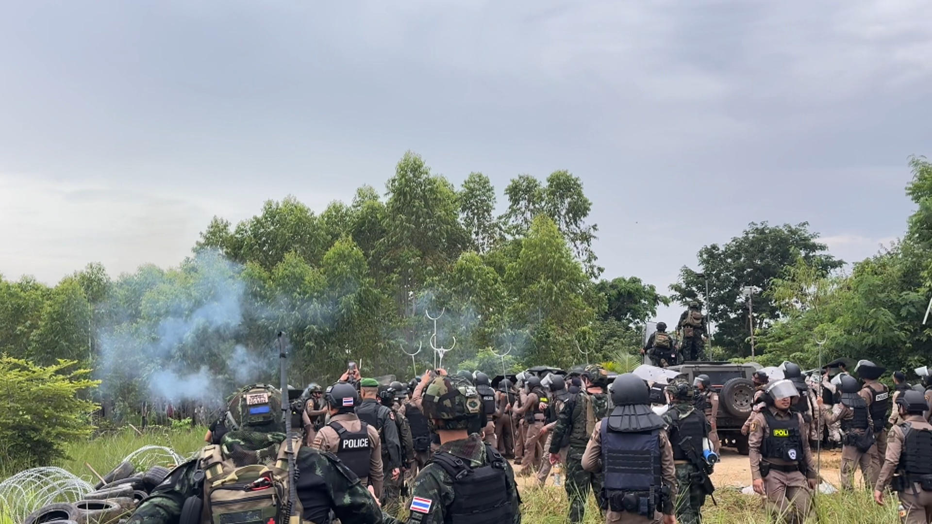 BAAN NONG YA KAEW (Tailandia), 18/09/2025.- Captura de un vídeo facilitado por la Fuerza Real Tailandesa que muestra el momento en que el Ejército tailandés dispersa con gases lacrimógenos y balas de goma a ciudadanos camboyanos en una zona fronteriza entre Tailandia y Camboya. EFE/ Fuerza Real Tailandesa SOLO USO EDITORIAL/SOLO DISPONIBLE PARA ILUSTRAR LA NOTICIA QUE ACOMPAÑA (CRÉDITO OBLIGATORIO)