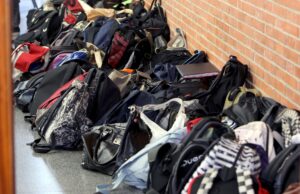 Mochilas cargadas con apuntes y libros en un centro educativo, en una fotografía de archivo. EFE/Julián Martín