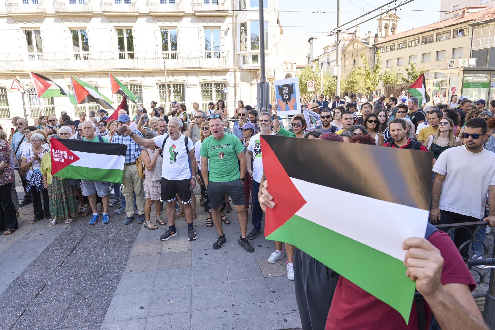 Decenas de personas se han manifestado este jueves alrededor del Parlamento Vasco, en Vitoria, para exigir a las instituciones y empresas un boicot real hacia Israel y como una muestra de apoyo más al pueblo de Palestina. EFE/ Adrián Ruiz-Hierro