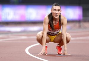 La atleta española Paula Sevilla después de su carrera en las series de 400 metros femeninos en el Campeonato Mundial de Atletismo 2025 en Tokio, Japón. EFE/EPA/FRANCK ROBICHON