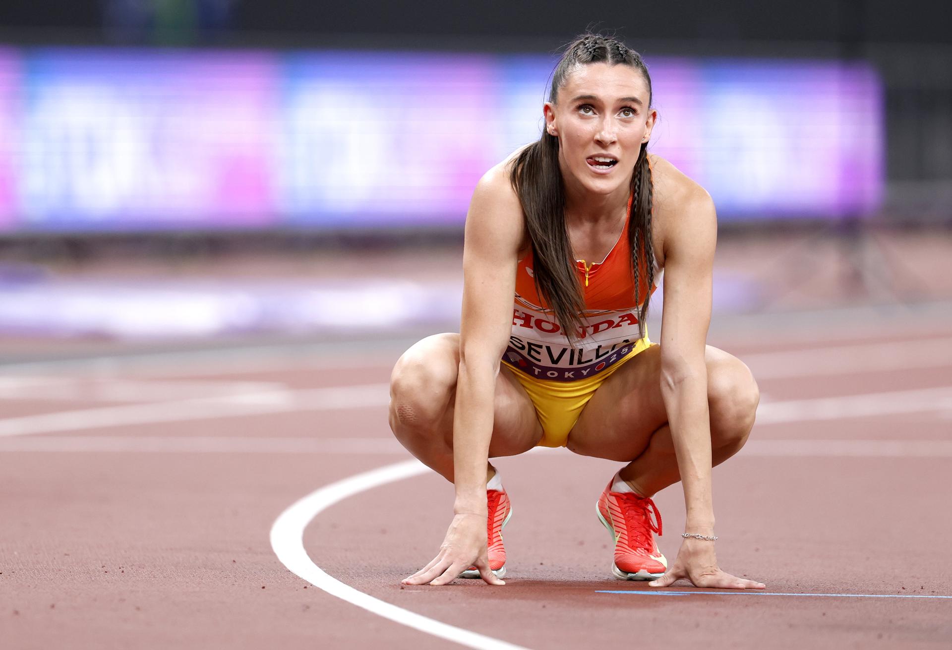 La atleta española Paula Sevilla después de su carrera en las series de 400 metros femeninos en el Campeonato Mundial de Atletismo 2025 en Tokio, Japón. EFE/EPA/FRANCK ROBICHON